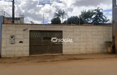 Imagem: A casa possui 3 Dormitórios, 2 Banheiros, 2 Vagas na garagem