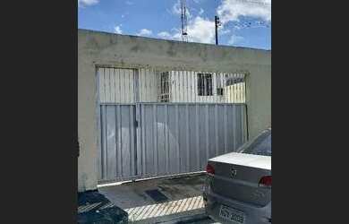 Imagem: A casa possui 2 Dormitórios, 1 Banheiro, 1 Vaga na garagem