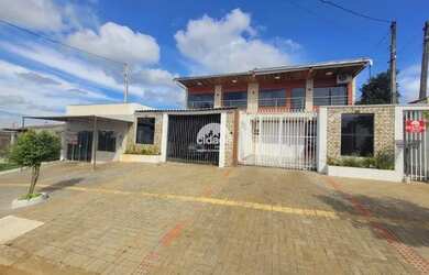 Imagem: A casa possui 3 Dormitórios, 2 Banheiros, 4 Vagas na garagem