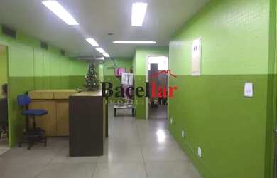 Imagem: O depósito possui 5 Vagas na garagem, 746m² de Área e está