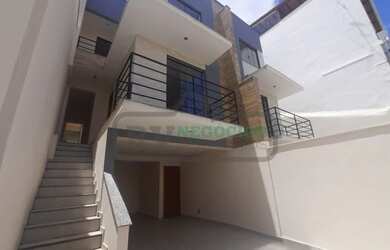 Imagem: A casa possui 3 Dormitórios, 2 Banheiros, 2 Vagas na garagem