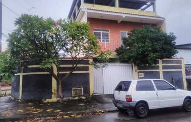 Imagem: A casa possui 3 Dormitórios, 2 Banheiros, 2 Vagas na garagem