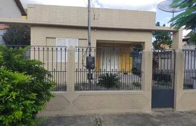 Imagem: A casa possui 3 Dormitórios, 2 Banheiros, 4 Vagas na garagem