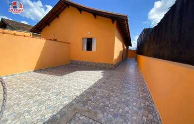 Imagem: A casa possui 2 Dormitórios, 2 Banheiros, 2 Vagas na garagem