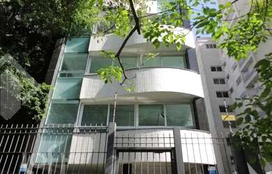 Imagem: O apartamento possui 3 Dormitórios, 1 Banheiro, 4 Vagas na