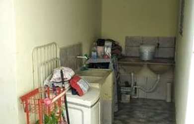 Imagem: A casa possui 1 Dormitório, 1 Banheiro e 1 Vaga na garagem