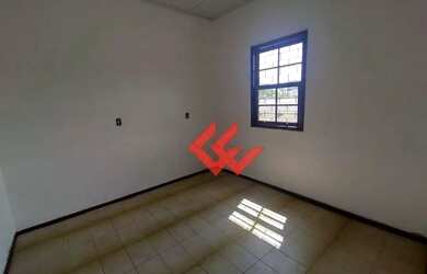 Imagem: A casa possui 3 Dormitórios, 1 Banheiro, 2 Vagas na garagem