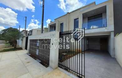 Imagem: A casa possui 3 Dormitórios, 2 Banheiros, 2 Vagas na garagem