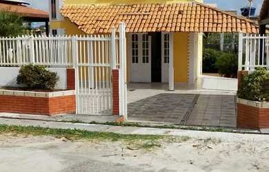 Imagem: A casa possui 3 Dormitórios, 4 Banheiros, 5 Vagas na garagem