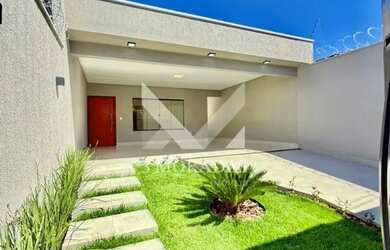 Imagem: A casa possui 3 Dormitórios, 2 Banheiros, 2 Vagas na garagem