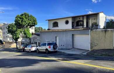 Imagem: A casa possui 3 Dormitórios, 2 Banheiros, 158m² de Área e