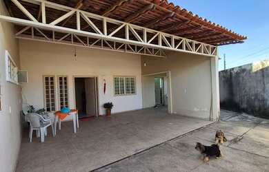 Imagem: A casa possui 3 Dormitórios, 3 Banheiros, 2 Vagas na garagem