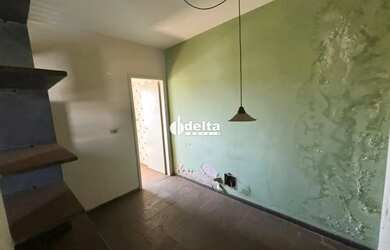 Imagem: O depósito possui 1 Vaga na garagem, 325m² de Área e está