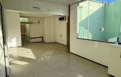 Imagem: A casa possui 2 Dormitórios, 3 Banheiros, 5 Vagas na garagem