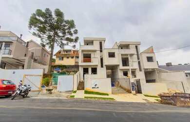 Imagem: A casa possui 3 Dormitórios, 4 Banheiros, 2 Vagas na garagem