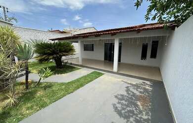 Imagem: A casa possui 3 Dormitórios, 2 Banheiros e está localizado