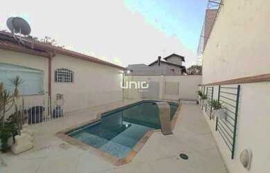 Imagem: A casa possui 3 Dormitórios, 5 Banheiros, 4 Vagas na garagem