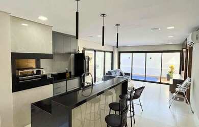 Imagem: A casa possui 4 Dormitórios, 5 Banheiros, 4 Vagas na garagem