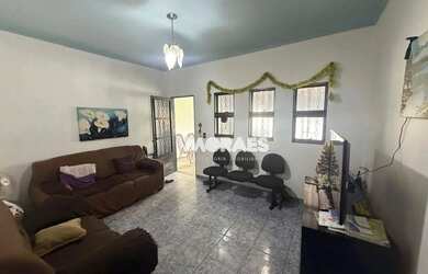 Imagem: A casa possui 4 Dormitórios, 2 Banheiros, 2 Vagas na garagem