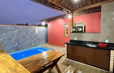 Imagem: A casa possui 2 Dormitórios, Acomodam 8 pessoas, 1 Vaga na