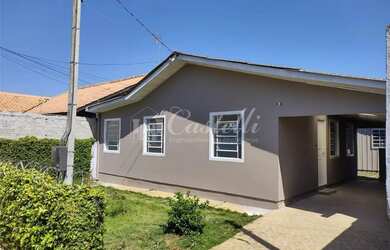 Imagem: A casa possui 3 Dormitórios, 1 Banheiro, 2 Vagas na garagem