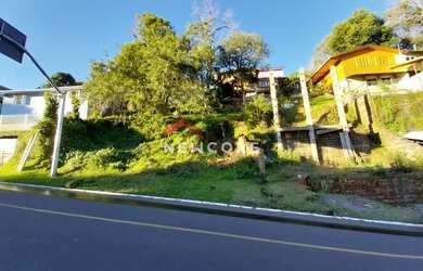 Imagem: O terreno possui 402m² de Área e está localizado em Gramado