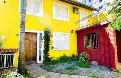 Imagem: A casa possui 5 Dormitórios, 4 Banheiros, 2 Vagas na garagem