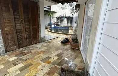 Imagem: A casa possui 4 Dormitórios, 5 Banheiros, 4 Vagas na garagem