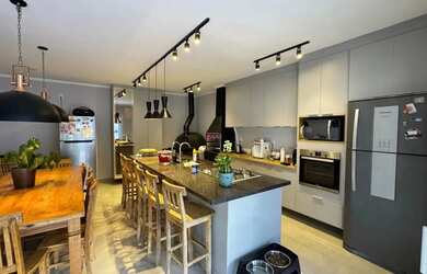 Imagem: A casa em condomínio possui 4 Dormitórios, 4 Banheiros, 3