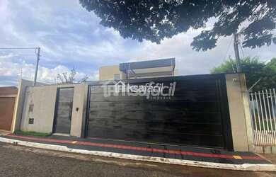 Imagem: A casa possui 4 Dormitórios, 4 Banheiros, 4 Vagas na garagem