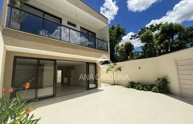 Imagem: A casa possui 3 Dormitórios, 1 Banheiro, 4 Vagas na garagem