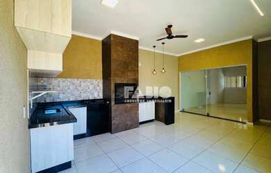 Imagem: A casa possui 2 Dormitórios, 3 Banheiros, 4 Vagas na garagem