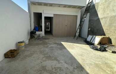 Imagem: A casa possui 2 Dormitórios, 1 Banheiro, 2 Vagas na garagem