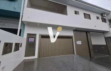 Imagem: A casa possui 3 Dormitórios, 2 Banheiros, 1 Vaga na garagem