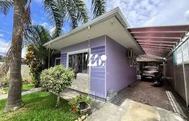 Imagem: A casa possui 3 Dormitórios, 4 Banheiros, 2 Vagas na garagem