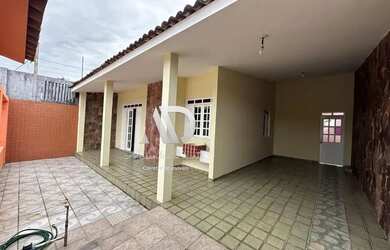 Imagem: A casa possui 3 Dormitórios, 2 Banheiros, 2 Vagas na garagem