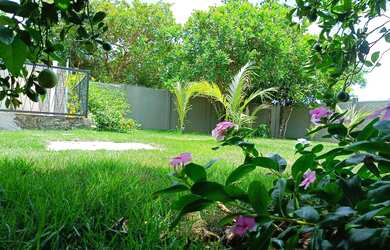 Imagem: A casa possui 3 Dormitórios, Acomodam 7 pessoas e 2 Vagas na