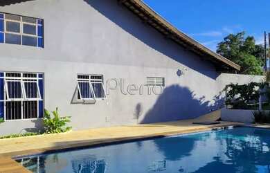 Imagem: A casa possui 4 Dormitórios, 2 Banheiros, 5 Vagas na garagem