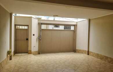 Imagem: A casa possui 3 Dormitórios, 3 Banheiros, 3 Vagas na garagem