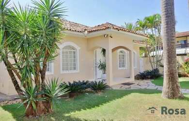 Imagem: A casa possui 3 Dormitórios, 2 Banheiros, 3 Vagas na garagem