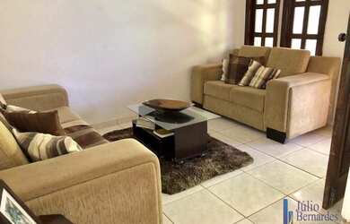 Imagem: A casa possui 4 Dormitórios, 3 Banheiros e 2 Vagas na garagem