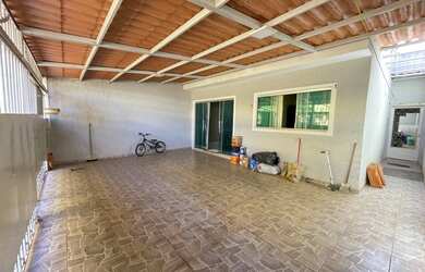 Imagem: A casa possui 2 Dormitórios, 2 Banheiros, 3 Vagas na garagem