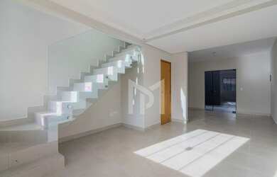 Imagem: A casa possui 3 Dormitórios, 1 Banheiro, 2 Vagas na garagem