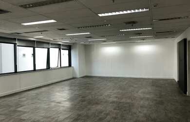 Imagem: O depósito possui 3 Vagas na garagem e 137m² de Área e está