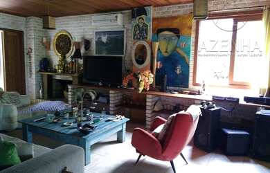 Imagem: A casa possui 3 Dormitórios, 1 Banheiro, 4 Vagas na garagem