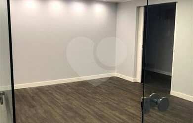 Imagem: O depósito possui 2 Vagas na garagem, 210m² de Área e está