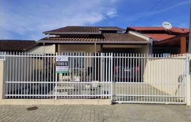 Imagem: A casa possui 3 Dormitórios, 4 Banheiros, 2 Vagas na garagem