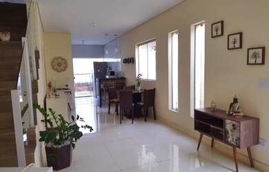 Imagem: A casa possui 4 Dormitórios, 3 Banheiros, 3 Vagas na garagem