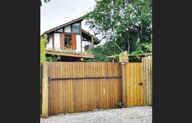 Imagem: A casa possui 3 Dormitórios, 4 Banheiros, 2 Vagas na garagem