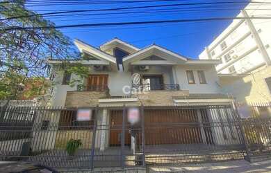 Imagem: A casa possui 5 Dormitórios, 5 Banheiros, 4 Vagas na garagem